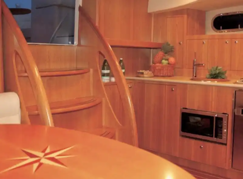 Cocina interior del Bengian en madera con microondas y nevera