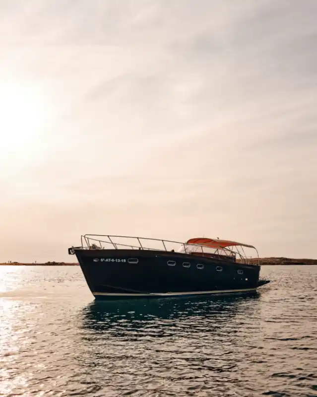 Silueta del Bengian a contraluz al atardecer en el mar de Ibiza