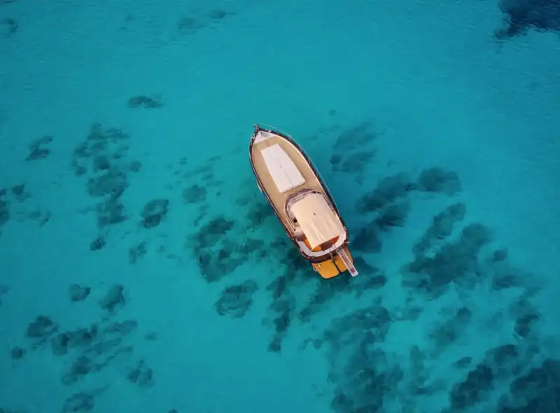 El Bengian rodeado por la inmensidad del agua turquesa de Ibiza
