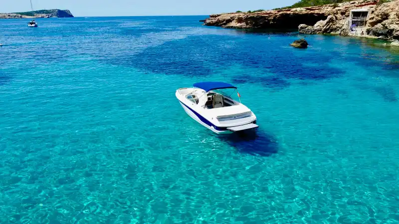 La Chaparral fondeada en una cala de aguas cristalinas de la costa oeste de Ibiza