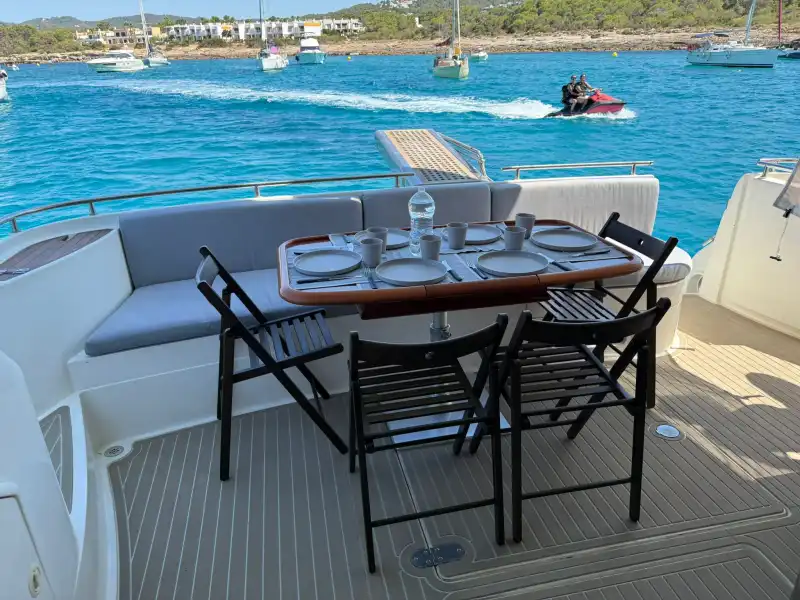Comedor exterior en la bañera de popa preparado para comer a bordo