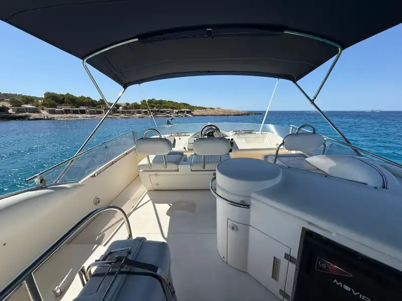 Puesto de mando en el flybridge con vistas al mar de Ibiza