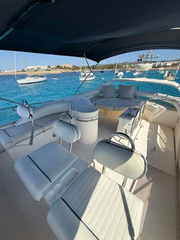 Flybridge del Fairline Phantom 50 con solárium y zona de asientos bajo bimini