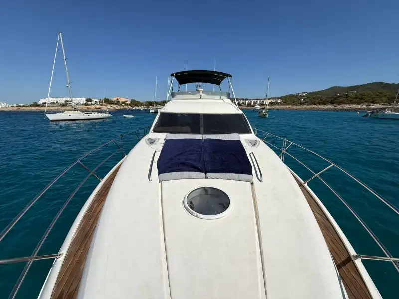 Solárium de proa del Fairline Phantom 50 fondeado en una cala de Ibiza