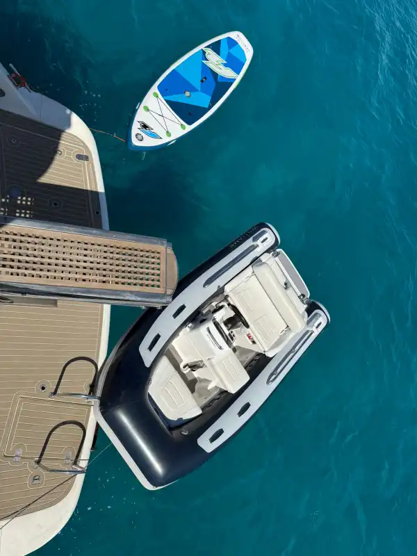 Vista aérea de la plataforma de baño con tender y tabla de paddle surf